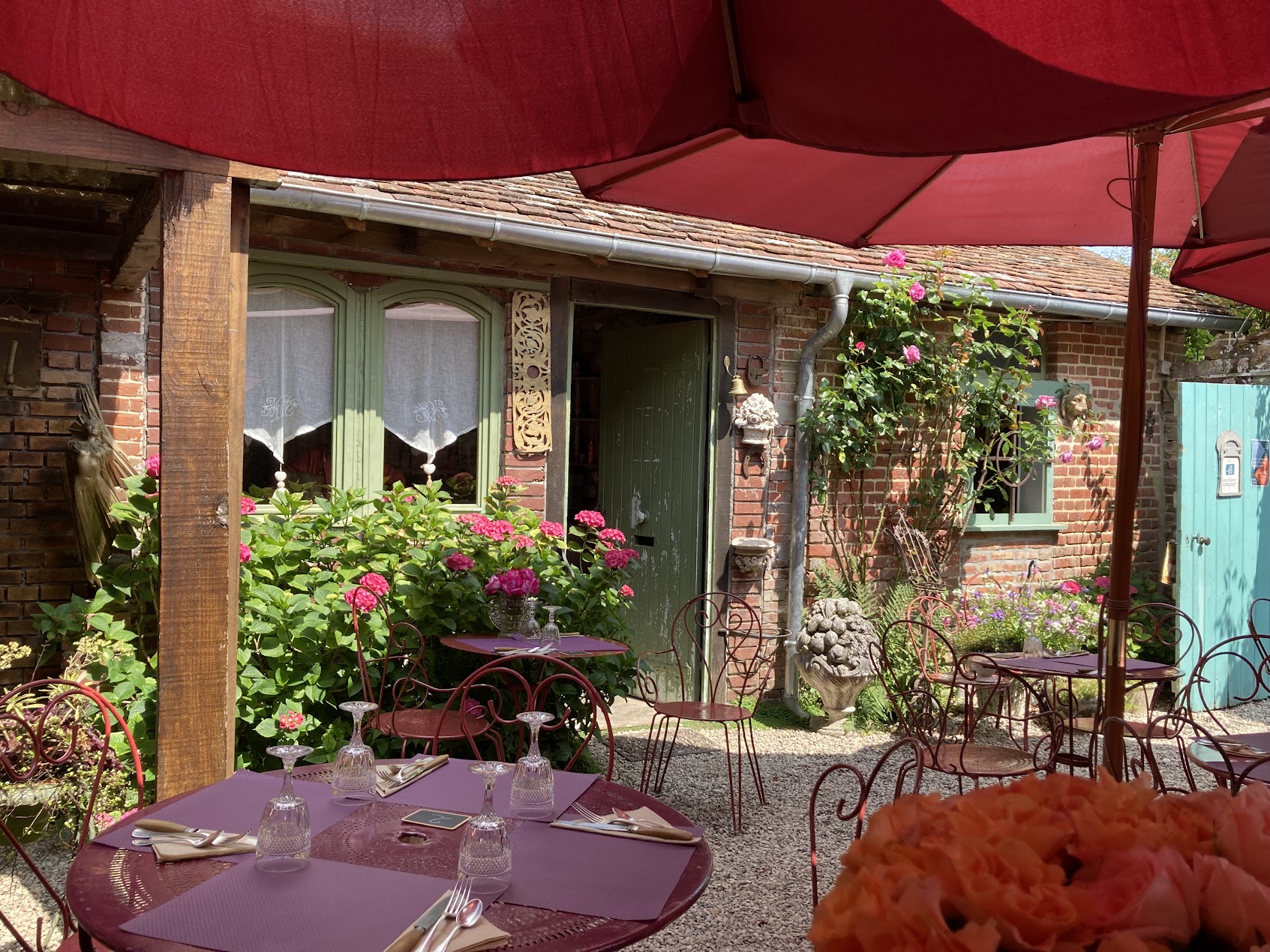 Foto van een rijk bebloemd terrasje in Ville de Gerberoy